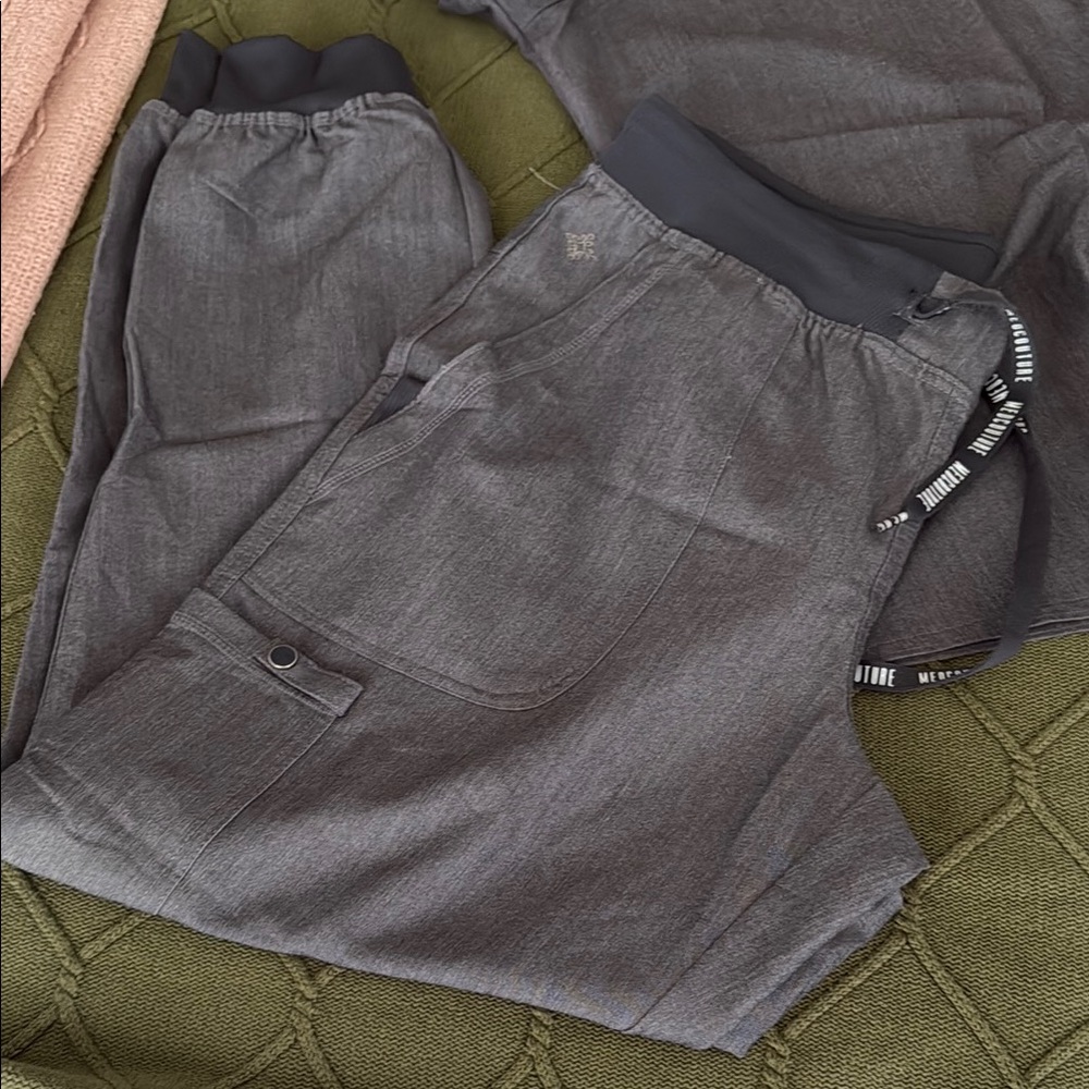 Med Couture Charcoal V-Neck Scrub Top and Joggers - Picture 3 of 5